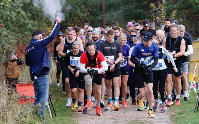 Starten går for trimklassen som løp 10 kilometer. (Foto: Ida Christin Foss)