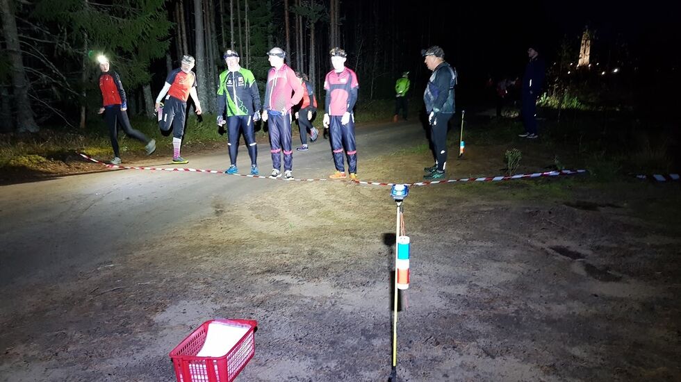 Startklare løpere helt på grensen ved Morokulien. (Foto: Stein Arne Negård) 