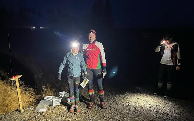 Esther Sørlien Stenberg (til venstre) og Mina Bleken Rud deltok på hjemmebane i den første O-Mjøsa nattcup på Gåsbu. (Foto: Unn Mette Klopbakken)