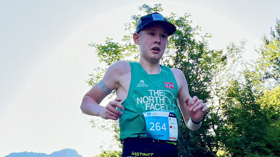Isak Drøpping sikra seg tre sølvmedaljar under junior-VM i Skyrace i Montenegro i sommar. (Foto: arrangøren)