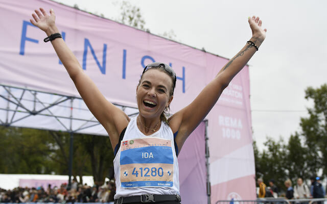 Ida Slorafoss jubler etter å ha satt ny pers med 3.02.39 under Oslo Maraton nå i høst. (Foto: Bjørn Johannessen)