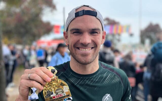 Lars Peter Raknes fra Lørenskog Løpeklubb med medaljen ettter 6. plassen i Budapest sist søndag. (Foto: Privat)