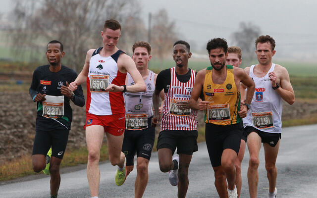 Tre løpere under 23 år: Etter ca. 7,5 km er fører bestemann Magnus Øyen (nr. 550) an i feltet. Rett bak Magnus ser vi Vegard Warnes (nr. 248) og til høyre for Magnus ser vi svenske Sharmarke Ahmed (nr. 234). (Foto: Kjell Vigestad)