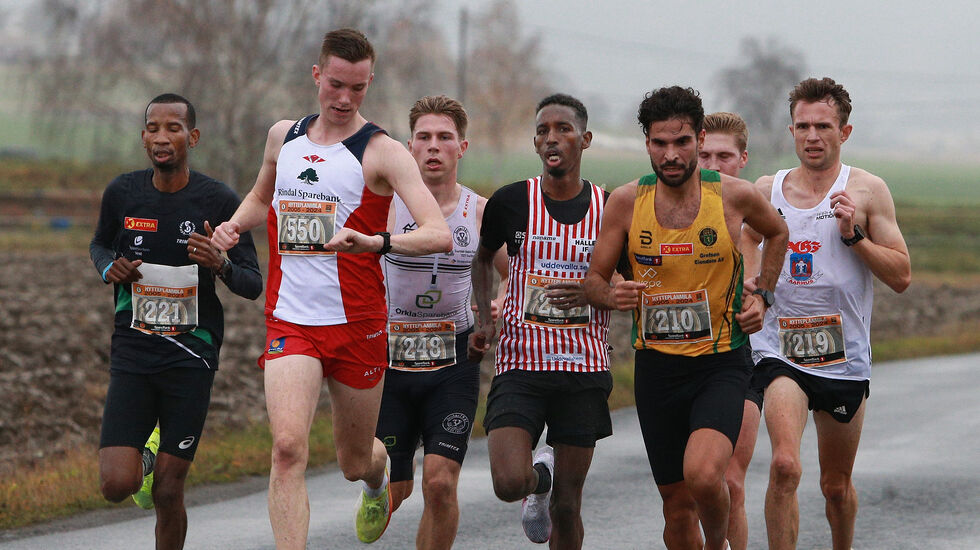 Tre løpere under 23 år: Etter ca. 7,5 km er fører bestemann Magnus Øyen (nr. 550) an i feltet. Rett bak Magnus ser vi Vegard Warnes (nr. 248) og til høyre for Magnus ser vi svenske Sharmarke Ahmed (nr. 234). (Foto: Kjell Vigestad)