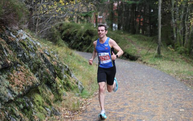 Tage Morken Augustson på vei til seier på den halve distansen i Bergen Maraton lørdag. (Foto fra Maratonkarusellens facebookside)