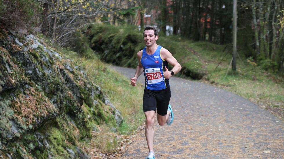 Tage Morken Augustson på vei til seier på den halve distansen i Bergen Maraton lørdag. (Foto fra Maratonkarusellens facebookside)