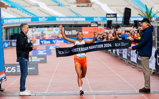 Yalemzerf Yehualaw inn til løyperekord og verdens femte beste maratontid i Amsterdam søndag. (Foto fra løpets facebookside)