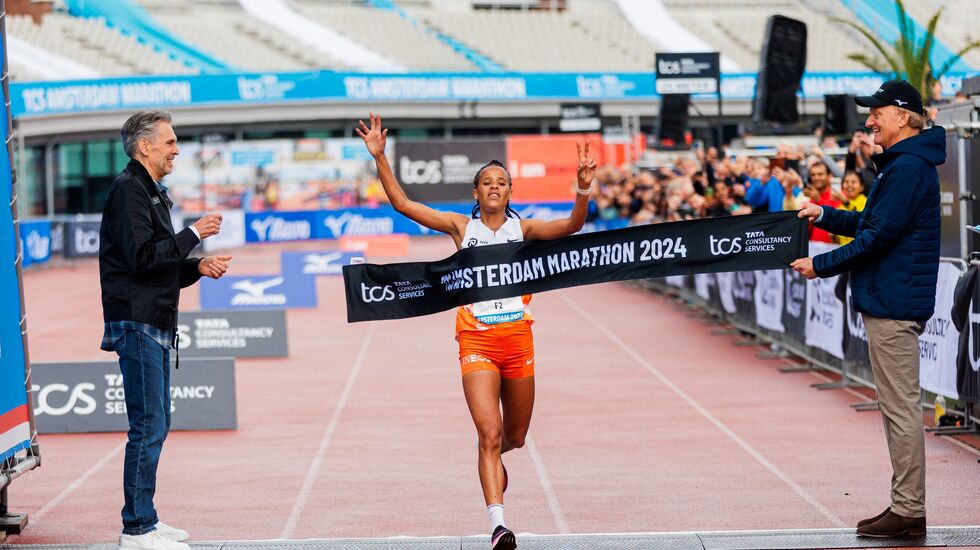 Yalemzerf Yehualaw inn til løyperekord og verdens femte beste maratontid i Amsterdam søndag. (Foto fra løpets facebookside)