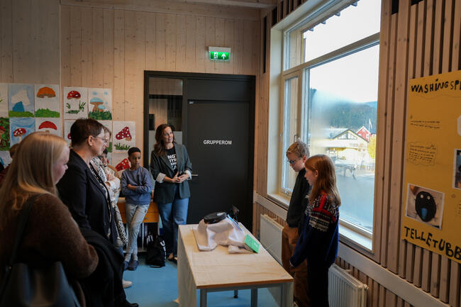 Barn ved Evjen skole har laget en vaske-edderkopp. Her viser de den frem for Siri Korsnes i Ungt entreprenørskap.