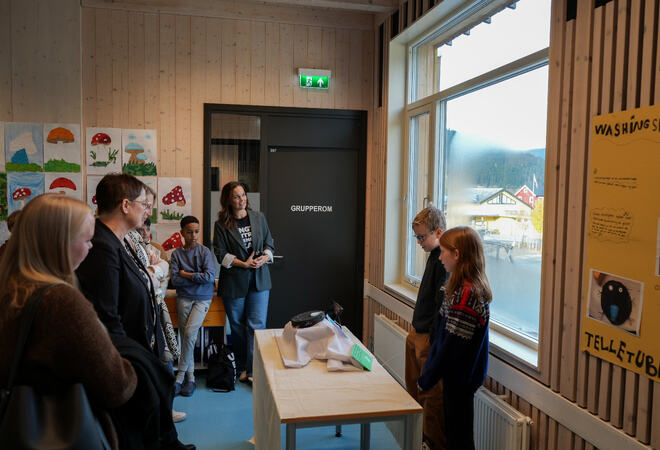 Barn ved Evjen skole har laget en vaske-edderkopp. Her viser de den frem for Siri Korsnes i Ungt entreprenørskap.