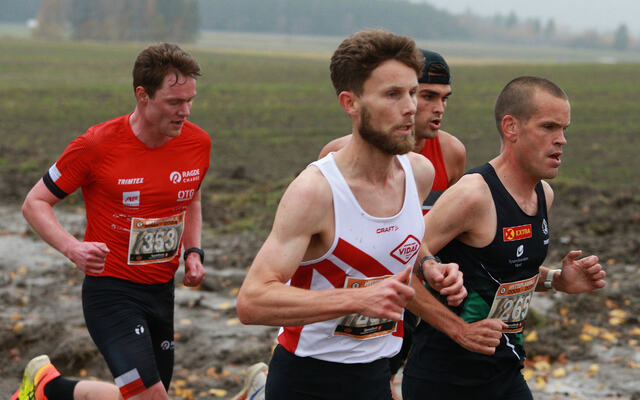 Raske veteraner: Andreas Penne Nygård nr. 1 i klasse 40-44 år og Andreas Sjurseth nr. 3 i klasse 35-39 år er tett fulgt av to skiløpere. Bakerst ser vi langløpskongen Johan Hoel som sist sesong ble nr. 2 i Birken og Vasaloppet og ble totalvinner av Ski Classic. Vi skimter også så vidt Sandefjord-løperen Eirik Aabrekk. (Foto: Kjell Vigestad)