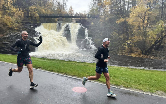 Peter Jensen (til venstre) ble nummer to på 50 kilometeren, mens John Bratteli vant maratonløpet. (Foto: arrangøren)