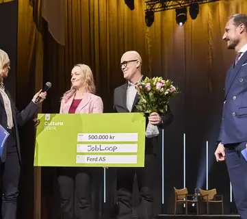 Sarah Sørheim og Kronprins Haakon Magnus delte ut prisen for ”Årets Sosiale Entreprenør” til Sina Erichsen, sammen med kollega Bosse Litsheim. (Foto: Sveinung Bråthen)