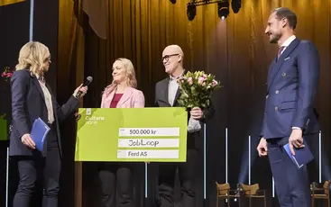 Sarah Sørheim og Kronprins Haakon Magnus delte ut prisen for ”Årets Sosiale Entreprenør” til Sina Erichsen, sammen med kollega Bosse Litsheim. (Foto: Sveinung Bråthen)