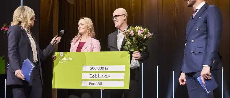 Sarah Sørheim og Kronprins Haakon Magnus delte ut prisen for ”Årets Sosiale Entreprenør” til Sina Erichsen, sammen med kollega Bosse Litsheim. (Foto: Sveinung Bråthen) Sarah Sørheim og Kronprins Haakon Magnus delte ut prisen for ”Årets Sosiale Entreprenør” til Sina Erichsen, sammen med kollega Bosse Litsheim. (Foto: Sveinung Bråthen)
