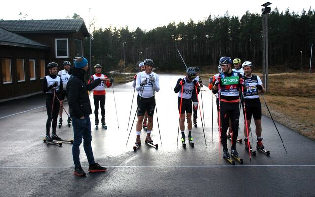 Fra starten av rennet som gikk i skumringen kl klokken 18.00. (Foto: Svere Larsen)