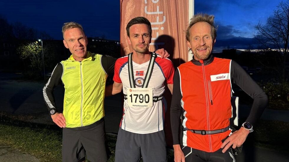 Seierspallen i det første løpet ble med klare marginer besatt av vinneren John Anders Rise flankert av toeren Jo Reistad (til venstre) og Kjell Vegard Opheim. (Foto: Arrangøren)