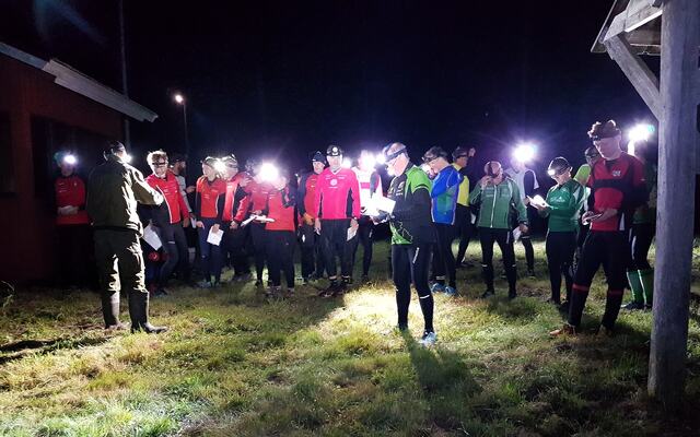 Løpere på Korta natten gjør seg klare til start. (Foto: Stein Arne Negård)
