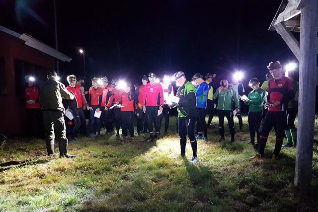 Løpere på Korta natten gjør seg klare til start. (Foto: Stein Arne Negård)