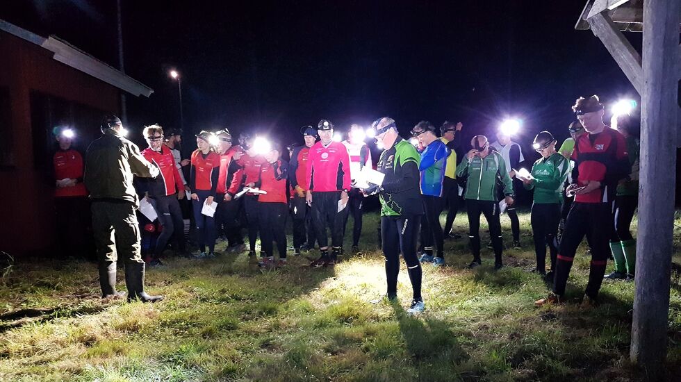 Løpere på Korta natten gjør seg klare til start. (Foto: Stein Arne Negård)