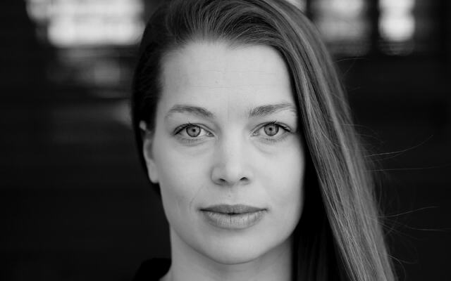 Rebecca Wexelsen er ute med en ny roman, som i stor grad handler om hvorfor hovedpersonen, som også heter Rebecca, løper. (Foto: Tiden forlag)