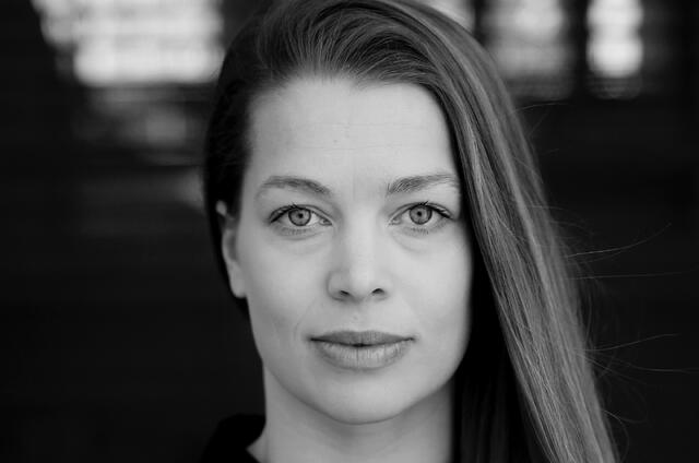 Rebecca Wexelsen er ute med en ny roman, som i stor grad handler om hvorfor hovedpersonen, som også heter Rebecca, løper. (Foto: Tiden forlag)