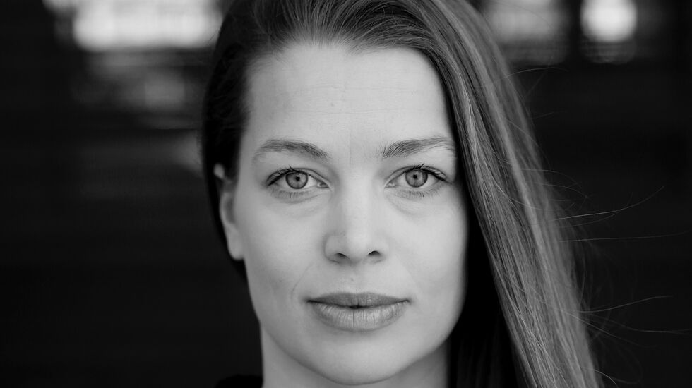 Rebecca Wexelsen er ute med en ny roman, som i stor grad handler om hvorfor hovedpersonen, som også heter Rebecca, løper. (Foto: Tiden forlag)