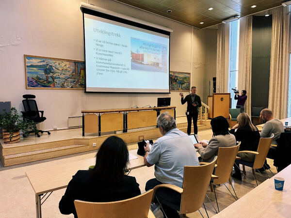 Kommunedirektør Oddvar Konst legger frem budsjett 2024