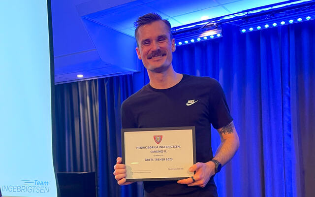 Henrik Ingebrigtsen med diplomet som bekrefter at han er kåret til årets trener 2023 av Friidrettens Trenerforening. (Foto: Arne Dag Myking)