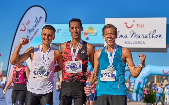 Premiepallen menn maraton: Antonio Roca Diaz, Aziz Boutoiz og Thomas Kjetland. Fra Marokko, Spania og Norge. (Foto: arrangør)