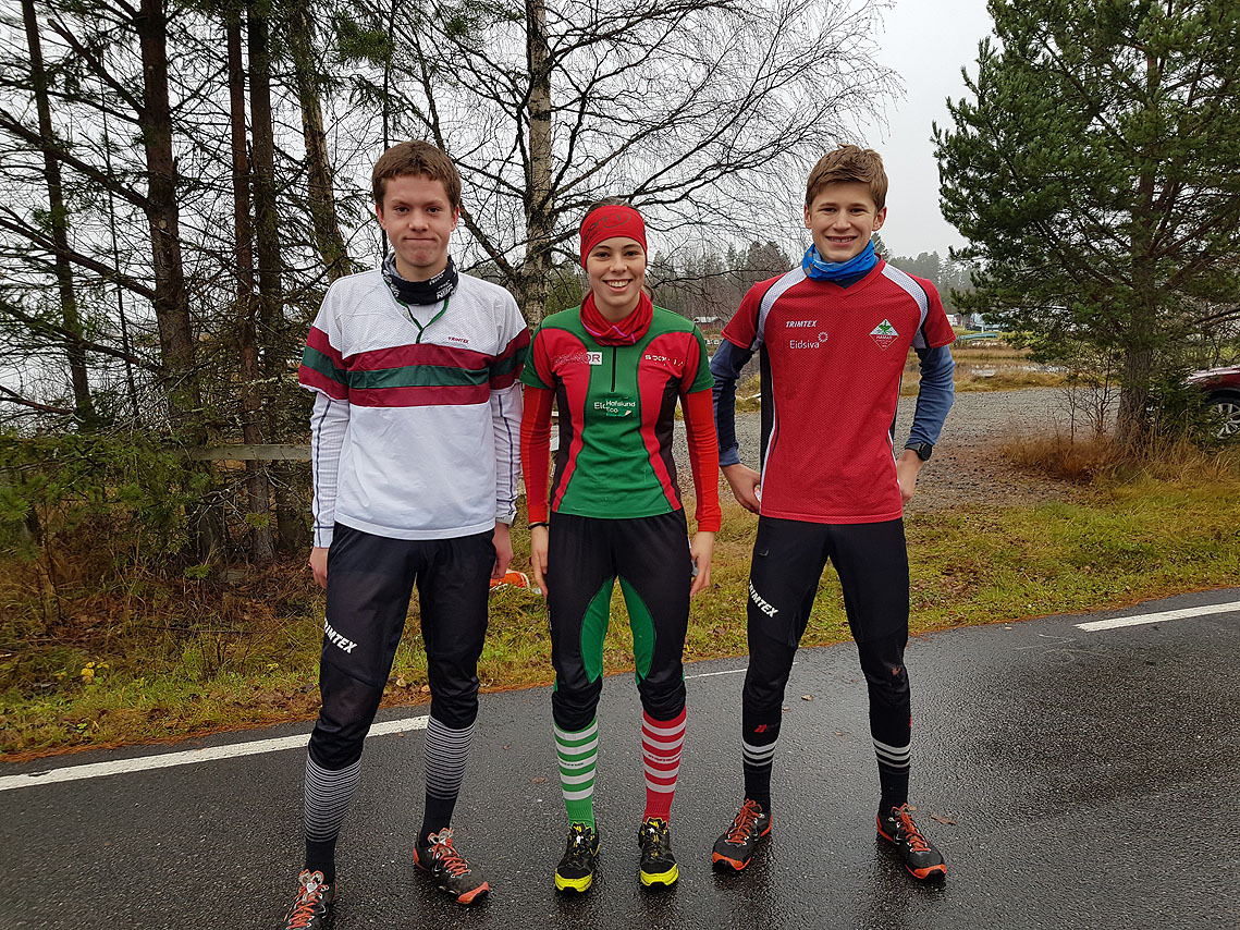 Aksel Tonjer Fingarson, Magnhild Kleppa Madslien og Odin Øysteinson Østby før start på Huldertrampen lang løype.jpg