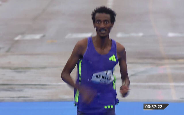 Yomif Kejelcha spurter mål mål i Valencia halvmaraton for å komme under verdensrekorden på 57:31. (Foto: skjermprint streaming)