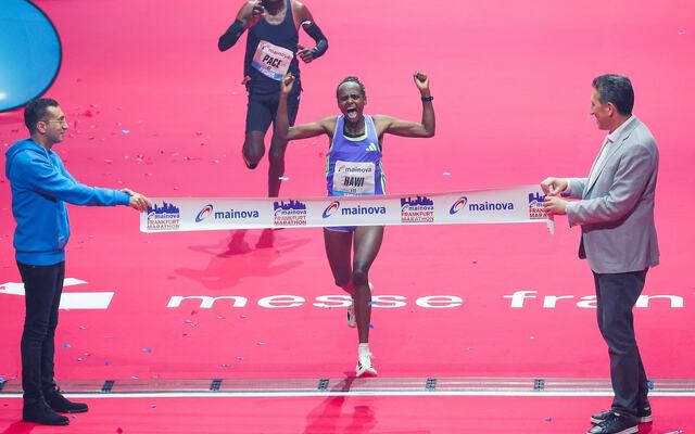 Hwai Feysa fra Etiopia var ikke nevnt blant favorittene, men her vinner hun likevel Frankfurt Maraton på ny løyperekord. (Foto: Sailer / photorun.net)