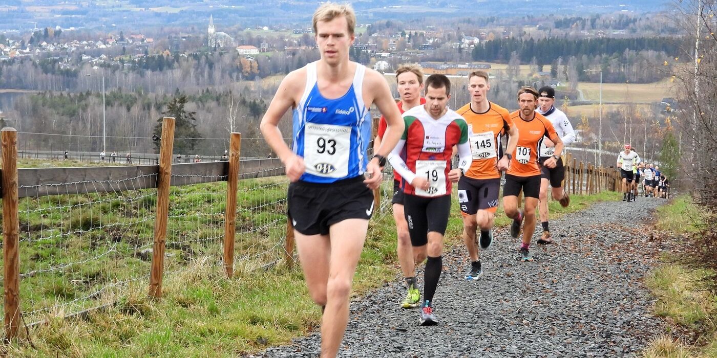 Sigurd Ruud Skjeseth er i ferd med å få en luke til Vegard Ølstad Dalberg og resten av feltet etter 1,5 km. (Foto: Stein Arne Negård)