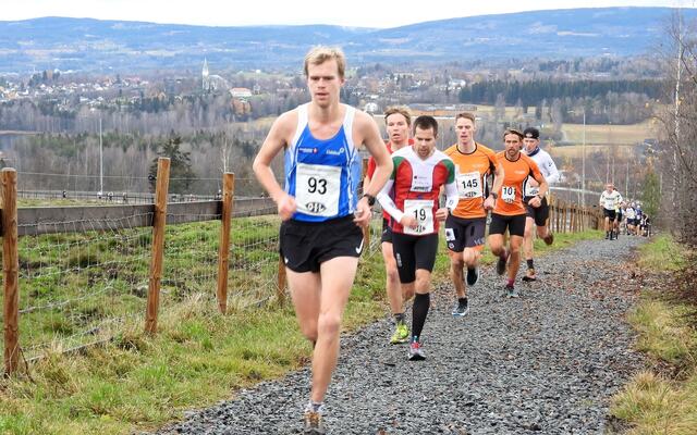 Sigurd Ruud Skjeseth er i ferd med å få en luke til Vegard Ølstad Dalberg og resten av feltet etter 1,5 km. (Foto: Stein Arne Negård)