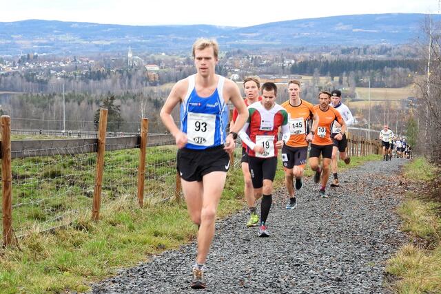 Sigurd Ruud Skjeseth er i ferd med å få en luke til Vegard Ølstad Dalberg og resten av feltet etter 1,5 km. (Foto: Stein Arne Negård)