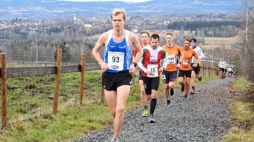 Sigurd Ruud Skjeseth er i ferd med å få en luke til Vegard Ølstad Dalberg og resten av feltet etter 1,5 km. (Foto: Stein Arne Negård)