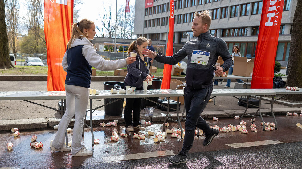 Underveis i konkurranser kan karbohydrater inntas både i form av drikke, geler og fast føde. (Foto: Samuel Hafsahl)