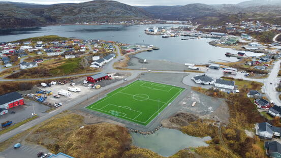 På bilde: Båtsfjord nye fotballbane. Foto : Privat