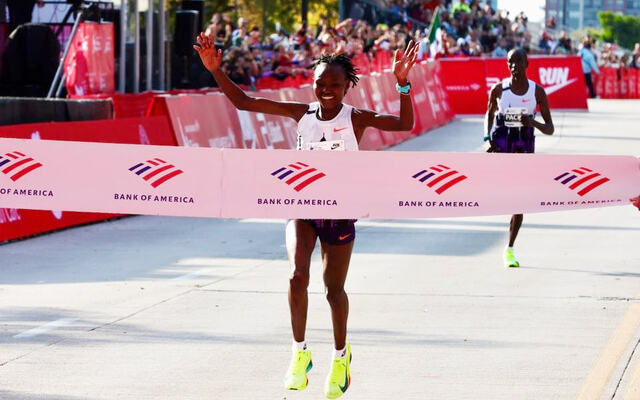 Ruth Chepngetich krysser målstreken i Chicago på smått utrolige 2.09.56. (Foto: arrangøren)