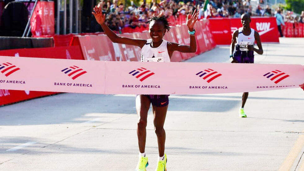 Ruth Chepngetich krysser målstreken i Chicago på smått utrolige 2.09.56. (Foto: arrangøren)