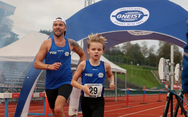 Under Bergen Challenge hjalp Tor-Aanen Kallekleiv sin 12 år gamle sønn, Ulrik, til å perse på 5000 m med 19.48. (Foto: Arne Dag Myking)