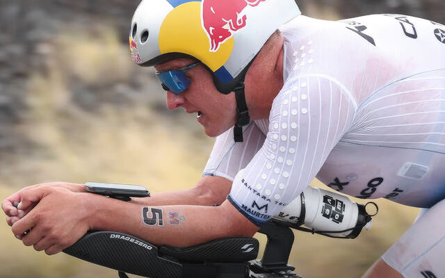 Kristian Blummenfelt og hans nye posisjon på sykkelen har fått en del oppmerksomhet i år. (Foto: Skjermdump/Global Triathlon Network)