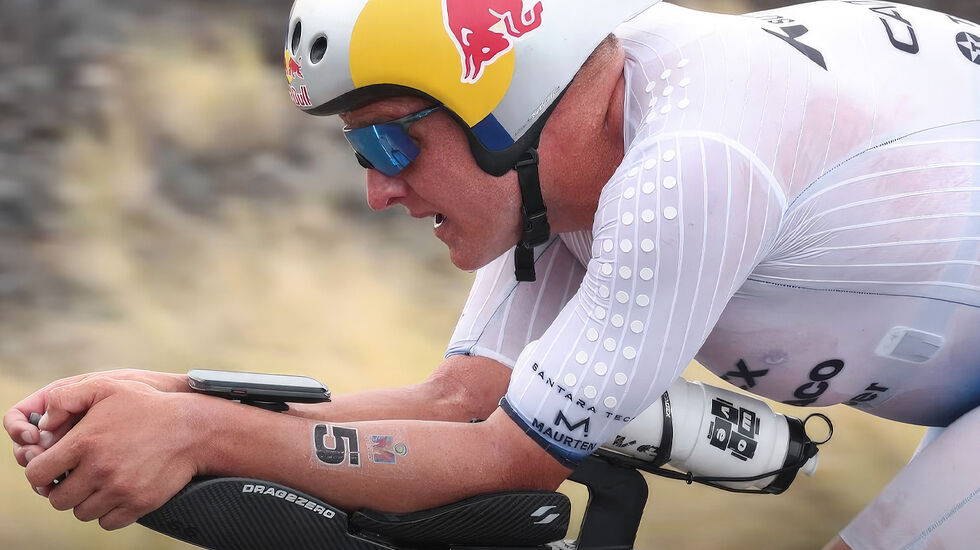 Kristian Blummenfelt og hans nye posisjon på sykkelen har fått en del oppmerksomhet i år. (Foto: Skjermdump/Global Triathlon Network)