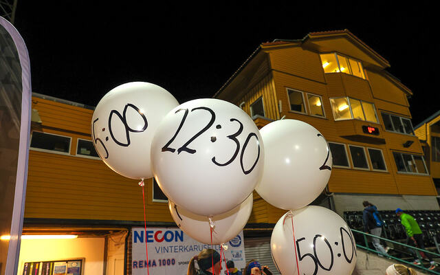 For første gang var det satt opp fartsholdere i Vinterkarusellen. Det skal komme flagg, lover arrangøren, i mellomtiden bruker man ballonger. (Alle foto: Arne Dag Myking)