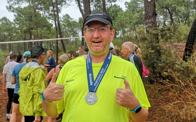 Marius Ødegård med medaljen etter Kondisløpet som avsluttet en ukes treningscamp i Portugal. (Foto: Rolf Bakken)