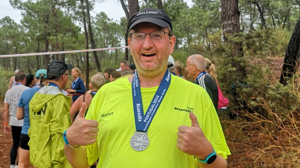 Marius Ødegård med medaljen etter Kondisløpet som avsluttet en ukes treningscamp i Portugal. (Foto: Rolf Bakken)