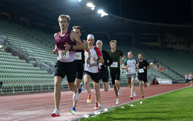 På Bislett var det lysharer, flomlys og menneskelige fartsholdere. Sigurd Ruud Skjeseth (154) sørga for fin fart i dette feltet. (Foto: Samuel Hafsahl)