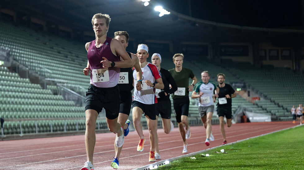 På Bislett var det lysharer, flomlys og menneskelige fartsholdere. Sigurd Ruud Skjeseth (154) sørga for fin fart i dette feltet. (Foto: Samuel Hafsahl)