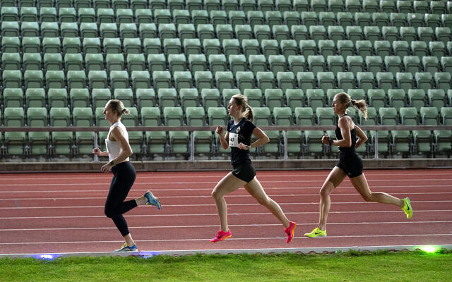 Madelène Wanvik Holum drar elitefeltet for kvinner fulgt av Selma Alison Boesen Skisaker og Frida Bjørnstad Konow. (Foto: Samuel Hafsahl)